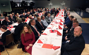 Juhlaväkeä seuraamassa puheita ja palkitsemista.